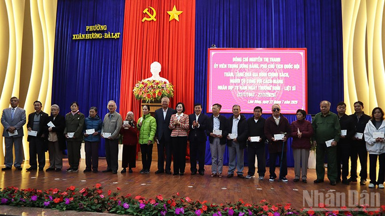 Phó Chủ tịch Quốc hội Nguyễn Thị Thanh trao tặng 100 phần quà trong tổng 500 phần quà cho thương binh, bệnh binh, thân nhân liệt sĩ và người có công với cách mạng, phường Xuân Hương-Đà Lạt nói riêng và tỉnh Lâm Đồng nói chung. ndo_br_a.jpg