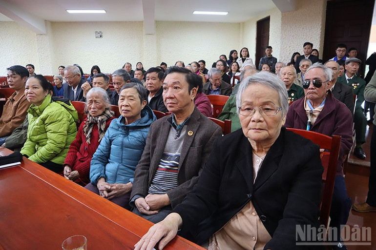 Các thương binh, bệnh binh, thân nhân liệt sĩ và người có công với cách mạng tham dự buổi tặng quà. ndo_br_mmm.jpg