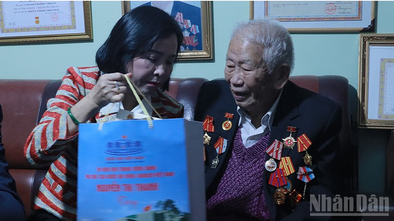 Phó Chủ tịch Quốc hội Nguyễn Thị Thanh thăm, tặng quà Lão thành cách mạng, tù đày, thương binh chất độc da cam Nguyễn Xuân Khanh ở phường Xuân Hương-Đà Lạt, tỉnh Lâm Đồng. ndo_br_6.jpg