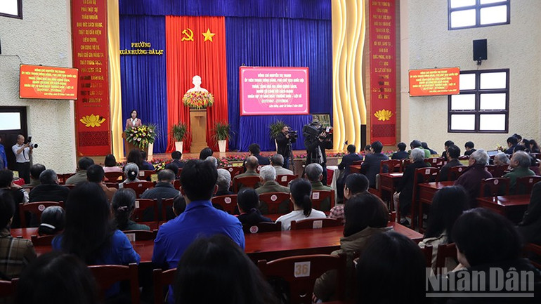Quang cảnh buổi tặng quà. ndo_br_oo.jpg