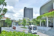 Xe tự hành do Công ty Phenikaa-X sản xuất chạy thử nghiệm tại Khu thương mại Hikari, phường Bình Dương, Thành phố Hồ Chí Minh. (Ảnh: ÁNH DƯƠNG)