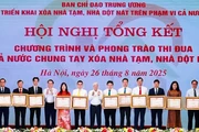 Ông Đàm Thế Thái, Phó Tổng giám đốc HDBank (đứng thứ 2 từ trái qua), đại diện Ngân hàng nhận bằng khen của Thủ tướng Chính phủ.