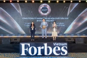 Ông Nguyễn Xuân Hòa - Chủ tịch HĐQT PVFCCo - Phú Mỹ nhận Danh hiệu Top 50 công ty niêm yết tốt nhất Việt Nam 2025.