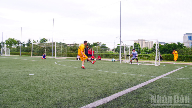Hoà 1-1 sau hai hiệp đấu, hai đội phân thắng bại trên chấm luân lưu. Đội Báo Nhân Dân xuất sắc giành chiến thắng 4-3. ndo_br_01744781.jpg