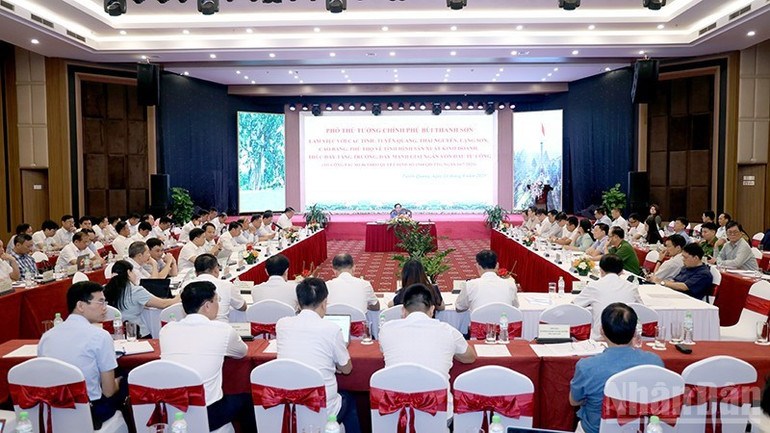Quang cảnh buổi làm việc. quangcanh.jpg
