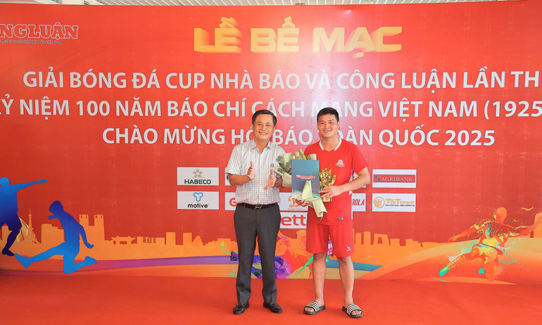 Ông Lê Trần Nguyên Huy, Quyền Tổng Biên tập Báo Nhà báo và Công luận trao giải cho cầu thủ Nguyễn Văn Đức (Báo Lao động, thủ môn xuất sắc nhất). z6704711580680-a6a5081d7bdf8d1d5b64ede4f1b797ae.jpg