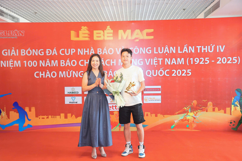 Bà Trần Lan Anh, Phó Tổng Biên tập Thường trực Báo Nhà báo và Công luận, Trưởng Ban tổ chức trao giải Vua phá lưới cho cầu thủ Nguyễn Văn Trung (Tạp chí Đời sống và Pháp luật). z6704711587127-b9c84c21eed96cb48add59a628c32559.jpg