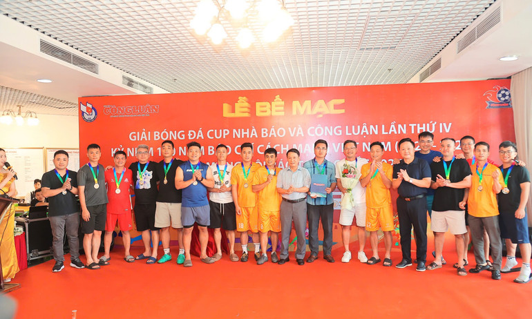 Các đồng chí: Nguyễn Đức Lợi, nguyên Ủy viên Trung ương Đảng, Phó Chủ tịch Thường trực Hội Nhà báo Việt Nam; Phan Văn Hùng, Phó Tổng Biên tập Báo Nhân Dân trao giải nhì, tặng đội bóng Báo Lao Động. z6704711588244-c516597aa0c034c885b00428211f0c73.jpg