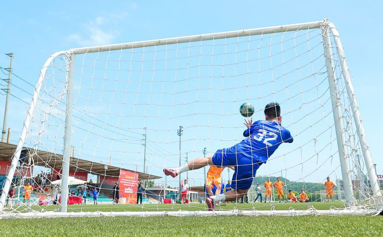 Pha đổ người chính xác cản phá cú sút penalty của thủ môn đội Báo Nhân Dân mang chiếc Cúp vô địch cho đội bóng. z6704711566333-b8dc243c3e888820da7e95e1f637c21b.jpg