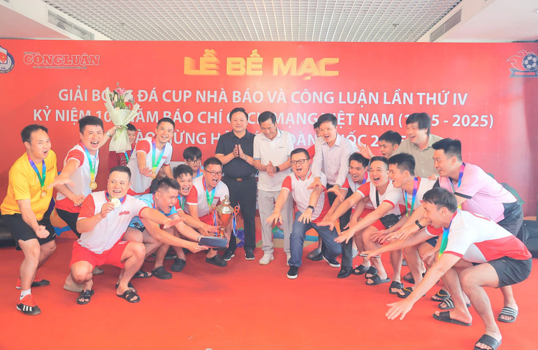 Các đồng chí: Lê Quốc Minh, Tổng Biên tập Báo Nhân Dân; Thuận Hữu, nguyên Tổng Biên tập; Phan Văn Hùng, Phó Tổng Biên tập cùng chia vui và nâng cúp vô địch với đội bóng Báo Nhân Dân. z6704711734023-2c750c3801c39fa5c7f6bb1ca93d0e15.jpg