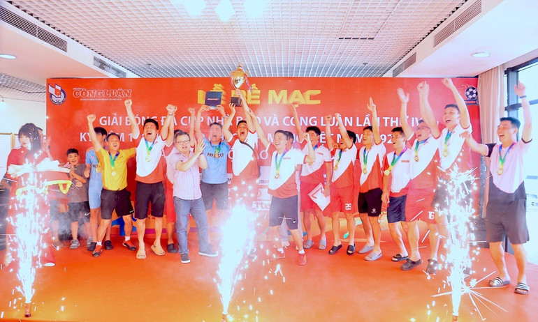 Đồng chí Lê Quốc Minh, Ủy viên Trung ương Đảng, Tổng Biên tập Báo Nhân Dân, Phó Trưởng ban Tuyên giáo và Dân vận Trung ương, Chủ tịch Hội Nhà báo Việt Nam trao Cúp vô địch tặng đội bóng Báo Nhân Dân. 41223e22-0612-4017-a3a5-8f3652f40ffb-1-105-c.jpg