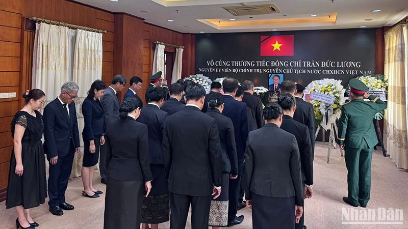 Các đoàn thành kính dâng hương, hoa tưởng niệm nguyên Chủ tịch nước Trần Đức Lương. (Ảnh: Cộng tác viên)