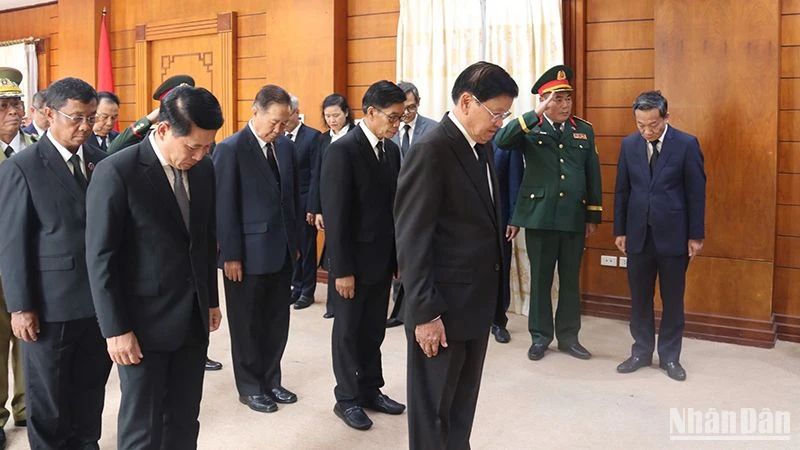 Tổng Bí thư, Chủ tịch nước Lào Thongloun Sisoulith cùng các đồng chí lãnh đạo Đảng, Nhà nước, Mặt trận Lào tưởng niệm nguyên Chủ tịch nước Trần Đức Lương. (Ảnh: HẢI TIẾN)