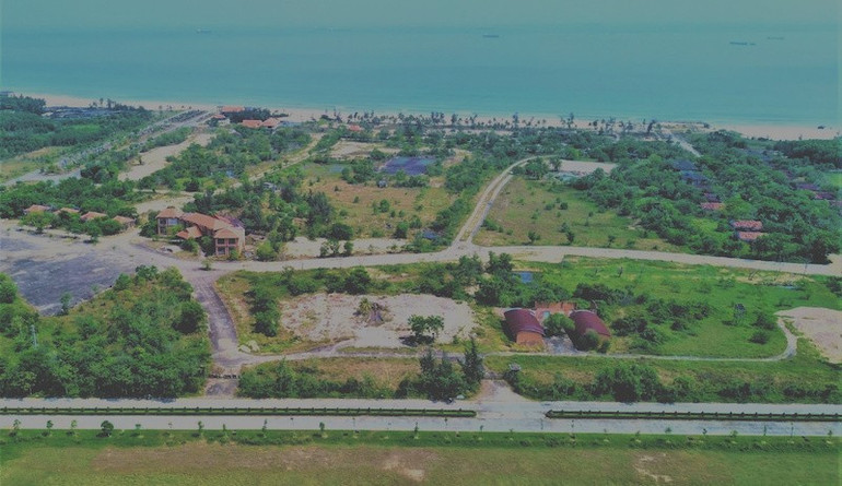 Sau hàng chục năm triển khai, dự án Khu du lịch Thiên Đàng vẫn dở dang và trở thành bãi chứa khoáng sản dự án. khaong-san-4.jpg