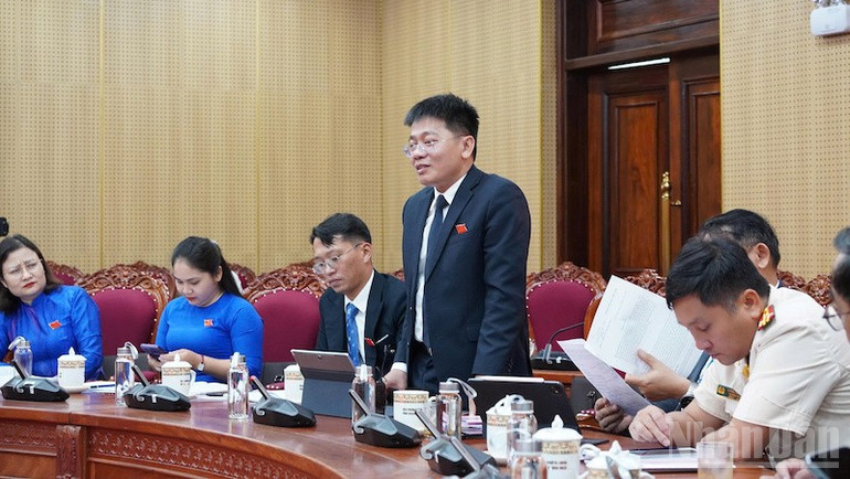 Đồng chí Nguyễn Tưởng Duy phát biểu tham luận. ndo_br_tham-luan-2.jpg