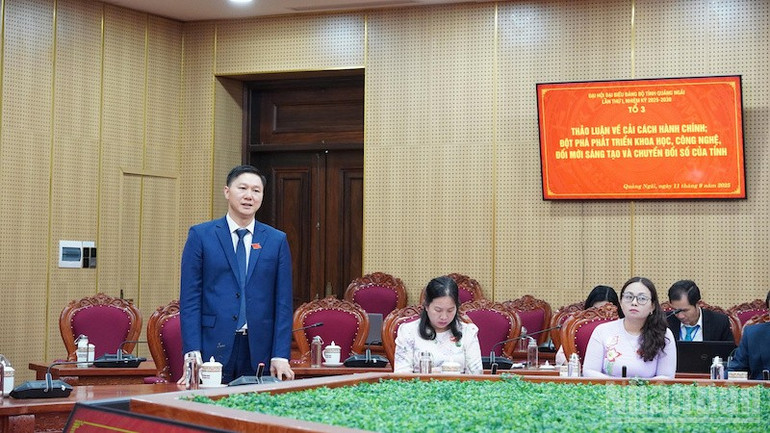 Hiệu trưởng Trường Chính trị tỉnh Quảng Ngãi Nguyễn Viết Vy phát biểu tham luận. ndo_br_tham-luan-3.jpg