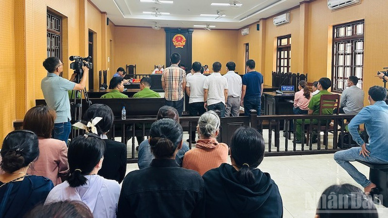 被告の多くは権威ある地位にあり、高い資格を持ち、幅広い社会的つながりを持っているため、汚職や不正行為の事件を起訴することは困難です。 ndo_br_noi-chinh-1.jpg