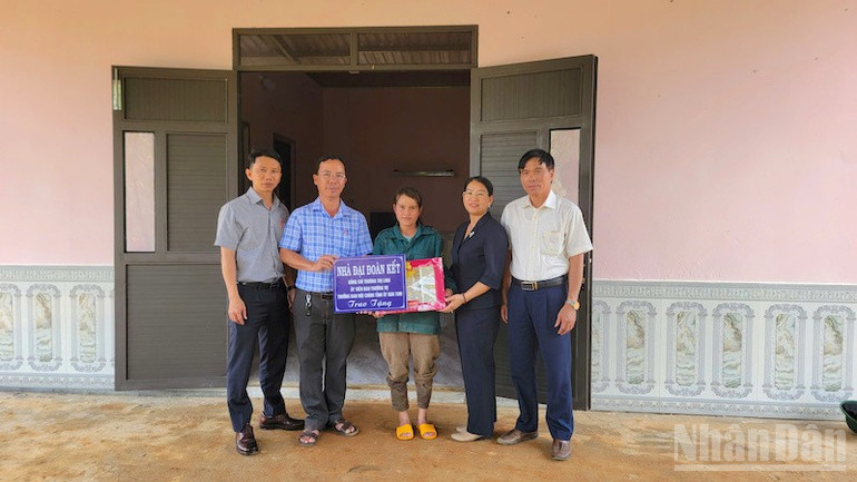 クアンガイ省党委員会内部部は他の部署とともに山岳地帯の貧困家庭を訪問した。 ndo_br_noi-chinh-3.jpg