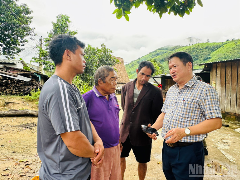 Der Parteisekretär der Kommune Dak Koi, Nguyen Van Thuy, diskutierte mit den Menschen des Dorfes Trang No Kon Blo über Gemeinschaftstourismus. ndo_br_koi-to-2.jpg