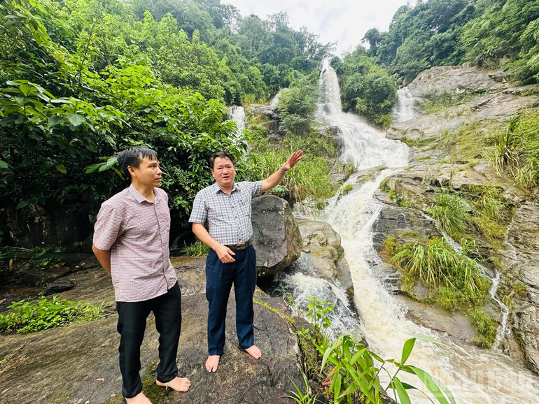 Die Gemeindevorsteher von Dak Koi haben den Wasserfall Koi To untersucht, um Investitionen im Tourismus anzuziehen. ndo_br_koi-to-1.jpg