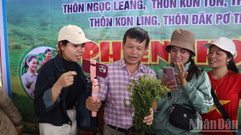 Chủ tịch Ủy ban nhân dân xã Trần Quốc Huy cùng người dân livestream bán hàng. ndo_br_tu-mo-rong-2.jpg