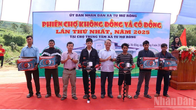 Trao tặng nông cụ cho các thôn ở xã Tu Mơ Rông. ndo_br_tmr3.jpg