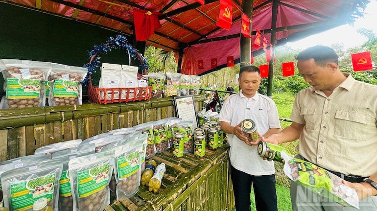 Nông sản, sản phẩm OCOP vùng biên giới được giới thiệu tại phiên chợ. ndo_br_sl5.jpg