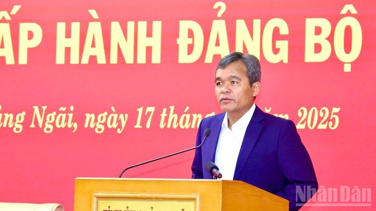 Đồng chí Hồ Văn Niên, Ủy viên Trung ương Đảng, Bí thư Tỉnh ủy Quảng Ngãi phát biểu chỉ đạo hội nghị. ndo_br_n11.jpg