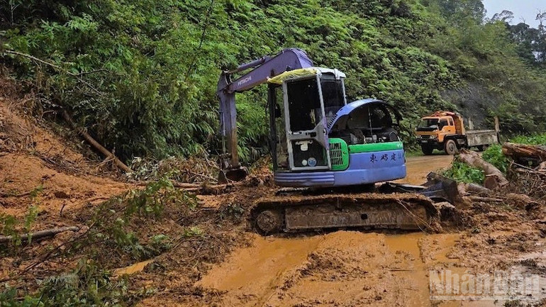 Ngành chức năng huy động nhân lực, phương tiện san ủi đất, đá sạt lở. ndo_br_img-5802.jpg