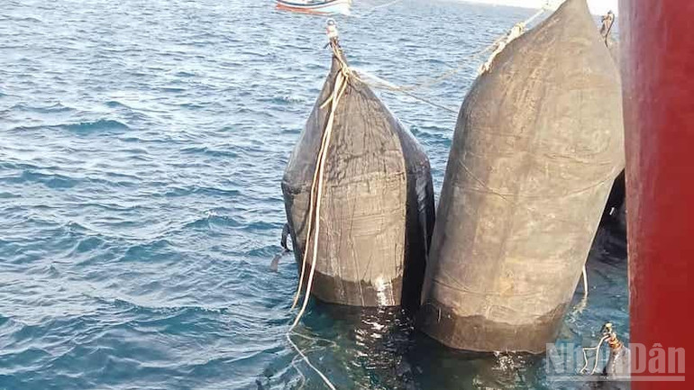 Phao nối dây thừng và nâng tàu chìm dưới độ sâu 45 m đưa lên bờ. ndo_br_phao-tau-chim.jpg