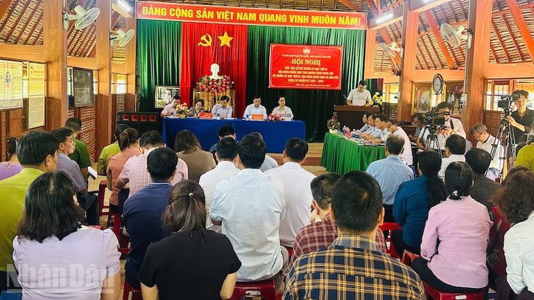 Delegierte des Volksrats der Provinz Quang Ngai trafen sich mit Wählern der Gemeinde Dak Pek. ndo_bl_dak-pek-1.jpg