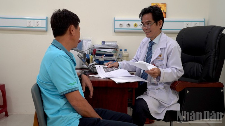 Bác sĩ thăm khám sức khỏe cho người lao động. ndo_br_tn-2.jpg