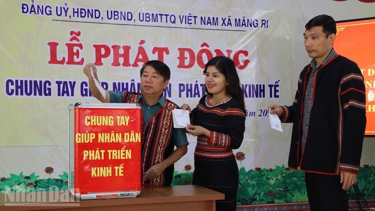 Cán bộ, đảng viên đóng góp, hỗ trợ nhân dân xã Măng Ri tại lễ phát động ndo_bl_mr1.jpg