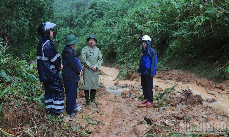 Chủ tịch Ủy ban nhân dân tỉnh Quảng Ngãi Nguyễn Hoàng Giang chỉ đạo công tác khắc phục sạt lở tuyến Quốc lộ 24C tại xã Thanh Bồng. ndo_br_ct1.jpg