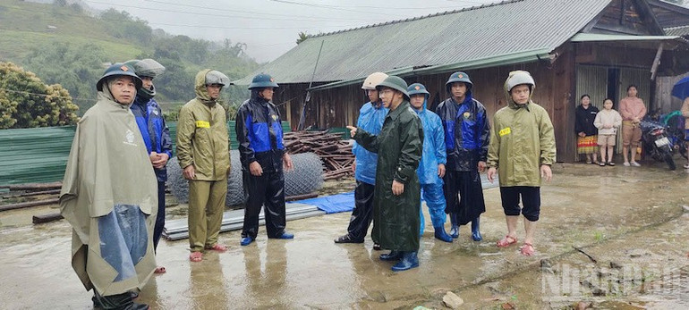Chính quyền địa phương thường trực tại các thôn, làng hỗ trợ nhân dân. ndo_br_nl11.jpg