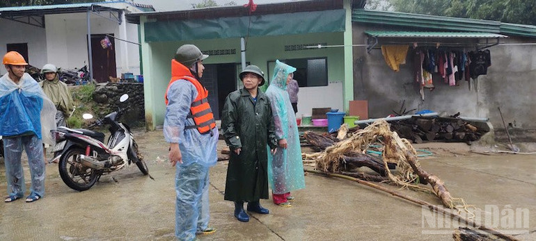 Bí thư Đảng ủy xã Ngọc Linh A Phương (giữa) chỉ đạo khắc phục lũ bùn tại thôn Làng Mới. ndo_br_nl51.jpg