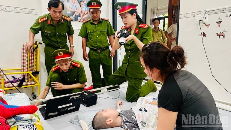 Cán bộ, chiến sĩ "đi từng ngõ, gõ từng nhà" hoàn thành các phần việc quan trọng. ndo_br_ca1.jpg