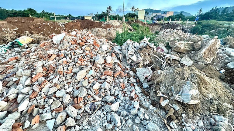 Ngổn ngang vật liệu xây dựng, xà bần do các đơn vị phá dỡ công trình. ndo_br_ls3.jpg