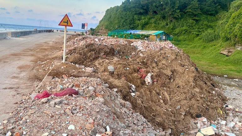 Chất thải dưới chân núi Chùa Hang. ndo_br_ls9.jpg