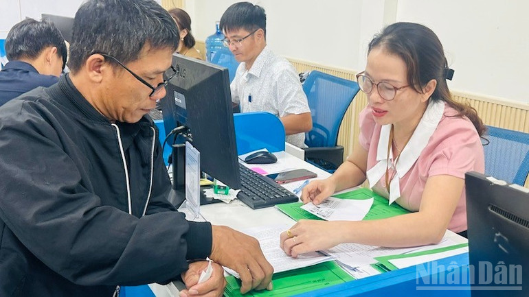 Hướng dẫn người dân về thủ tục hành chính. ndo_br_tang-trung-5.jpg