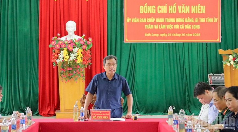Bí thư Tỉnh ủy Quảng Ngãi Hồ Văn Niên chỉ đạo xã biên giới Đăk Long. ndo_br_img-0539.jpg