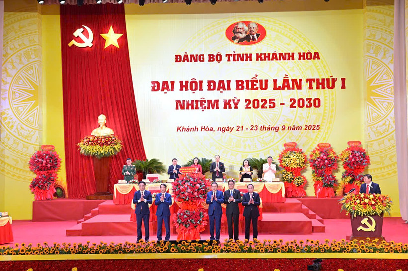 Chủ tịch Quốc hội Trần Thanh Mẫn tặng hoa chúc mừng Đại hội đại biểu lần thứ I Đảng bộ tỉnh Khánh Hòa, nhiệm kỳ 2025-2030. (Ảnh VŨ TÂN)