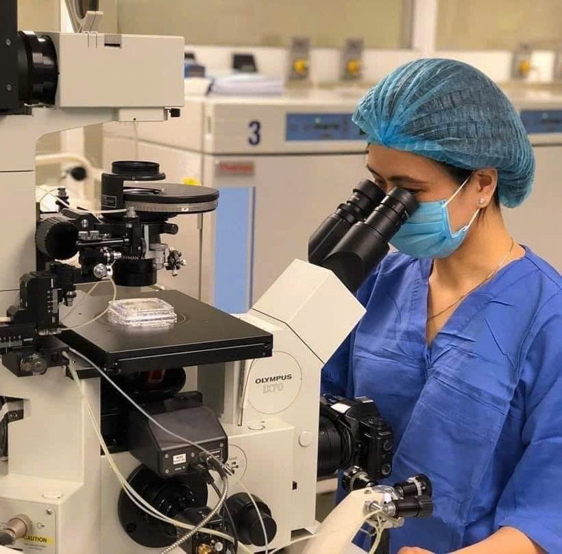 Bác sĩ Viện Mô phôi lâm sàng Quân đội thực hiện kỹ thuật để làm IVF cho bệnh nhân vô sinh, hiếm muộn.