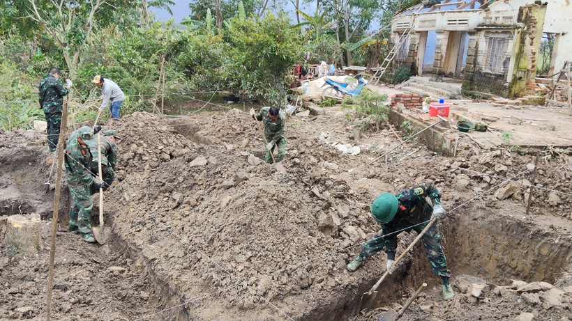 Cán bộ, chiến sĩ các đơn vị thuộc Bộ Chỉ huy Quân sự tỉnh Đắk Lắk tham gia "Chiến dịch Quang Trung" thần tốc xây dựng nhà cho nhân dân vùng lũ. (Ảnh Công Lý)