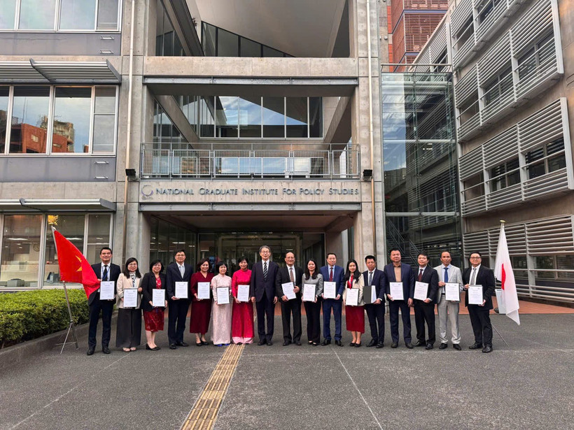 Đoàn cán bộ cấp vụ chụp ảnh lưu niệm trong khuôn viên Viện Nghiên cứu chính sách Quốc gia sau lễ bế giảng.