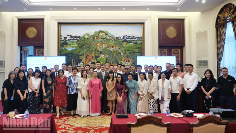 Tham tán Nông Đức Lai và Chủ nhiệm Đường Công Mãn chụp ảnh chung lưu niệm với các doanh nghiệp dự hội nghị. ndo_bl_anh-05-p2236699.jpg