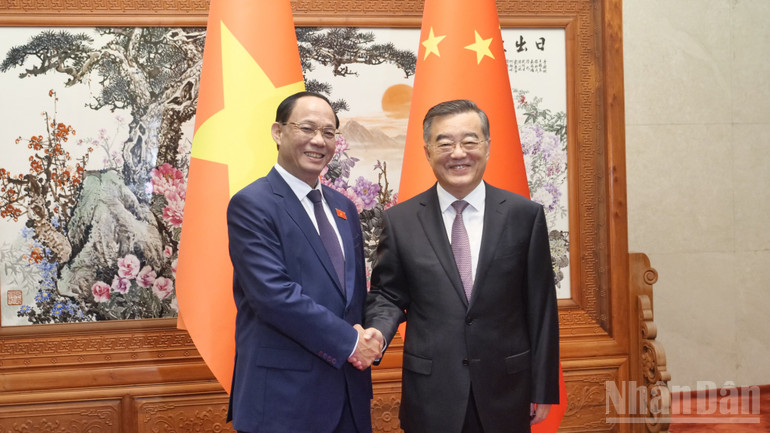 Phó Chủ tịch Quốc hội Trần Quang Phương và Phó Ủy viên trưởng Nhân đại toàn quốc Trung Quốc Trương Khánh Vĩ. ndo_br_a01-p2293383.jpg