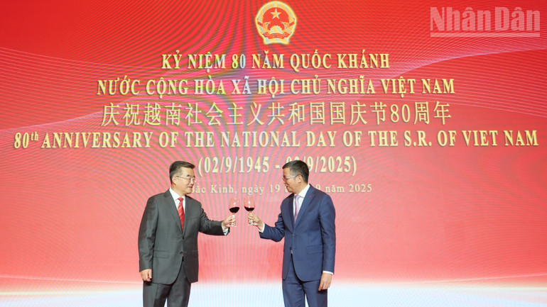 Đại sứ Phạm Thanh Bình và đồng chí Trương Khánh Vĩ nâng ly chúc mừng. ndo_tr_a05-p2377143.jpg