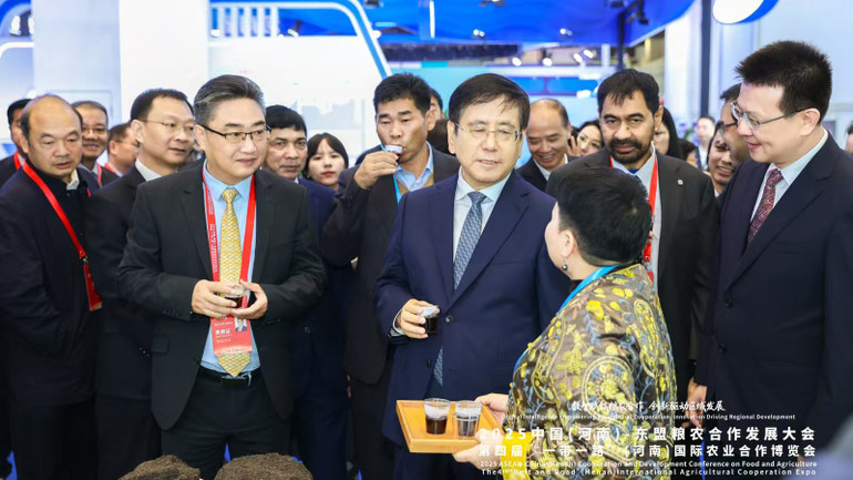 Các đại biểu tham quan Triển lãm phát triển nông nghiệp quốc tế Hà Nam “Vành đai và Con đường” lần thứ 4. (Ảnh: Trung tâm ASEAN-Trung Quốc cung cấp) anh-03-1.jpg