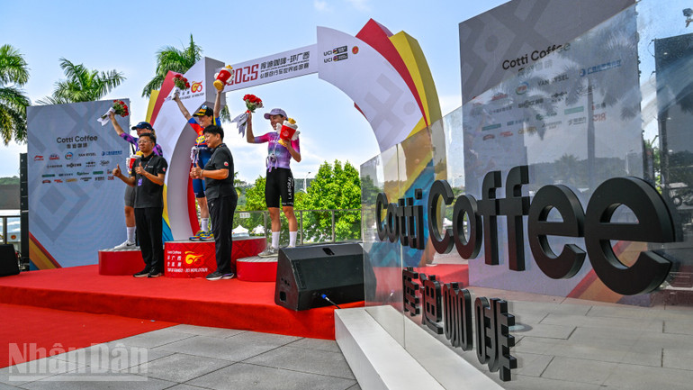 Siegerehrung für Radsportlerinnen. ndo_bl_anh-ket-thuc-05.jpg